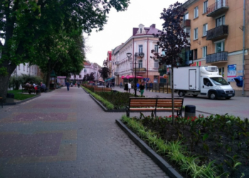 Розпочалися роботи з облаштування клумб у центрі Тернополя