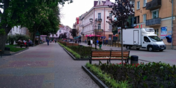 Розпочалися роботи з облаштування клумб у центрі Тернополя