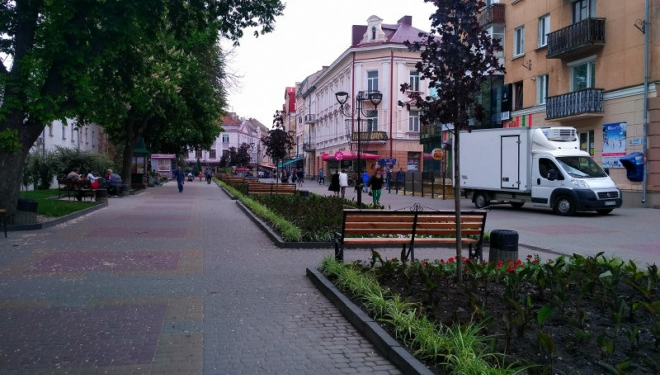 Розпочалися роботи з облаштування клумб у центрі Тернополя