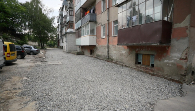 У ще одному тернопільському дворів почали ремонт (фотофакт)