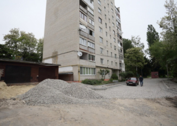 У Тернополі ремонтують ще один двір на Просвіти (фотофакт)