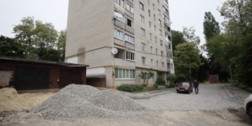У Тернополі ремонтують ще один двір на Просвіти (фотофакт)
