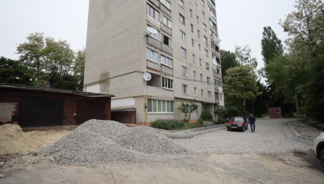 У Тернополі ремонтують ще один двір на Просвіти (фотофакт)