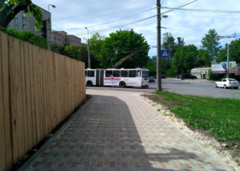 На одній вулиці Тернополя практично завершився ремонт тротуару