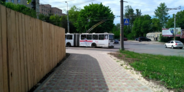 На одній вулиці Тернополя практично завершився ремонт тротуару