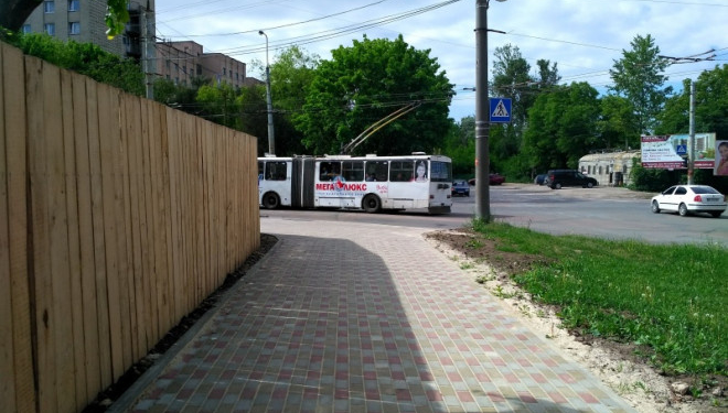 На одній вулиці Тернополя практично завершився ремонт тротуару