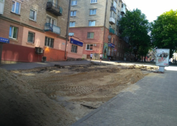 На вулиці Шашкевича здійснюють влаштування траншеї каналізаційної мережі (фото)