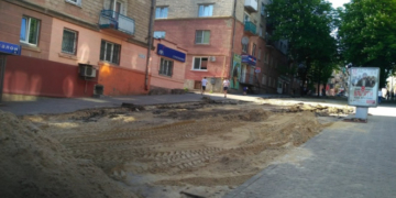 На вулиці Шашкевича здійснюють влаштування траншеї каналізаційної мережі (фото)
