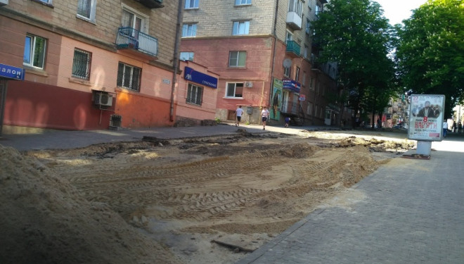 На вулиці Шашкевича здійснюють влаштування траншеї каналізаційної мережі (фото)