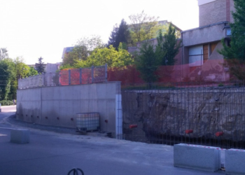 У Тернополі ремонтують підпірну стінку на Миру