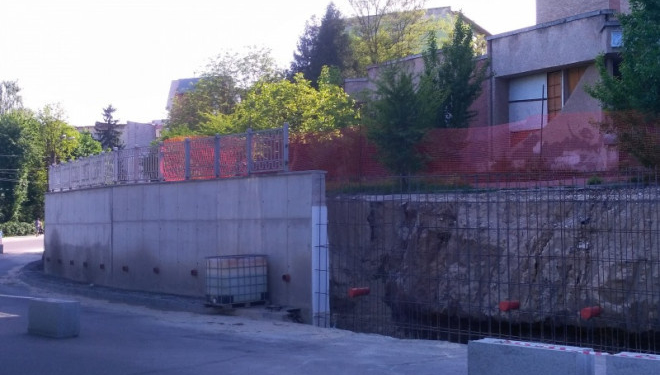 У Тернополі ремонтують підпірну стінку на Миру