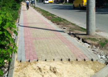 На Симоненка у Тернополі далі ремонтують тротуар