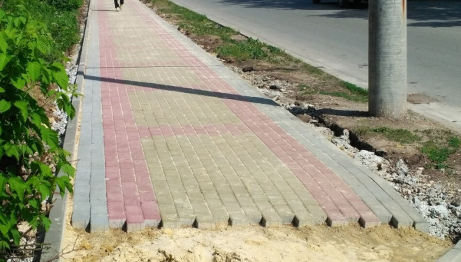 На Симоненка у Тернополі далі ремонтують тротуар