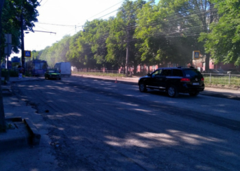 На проспекті Злуки триває поточний ремонт асфальтобетонного покриття (фото)