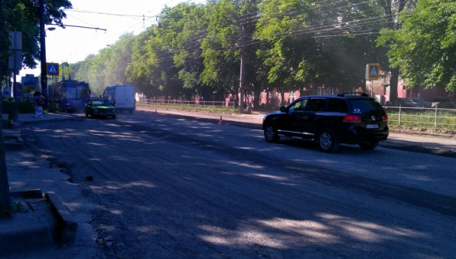 На проспекті Злуки триває поточний ремонт асфальтобетонного покриття (фото)