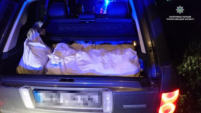 У Тернополі весь багажник Range Rover був забитий бурштином