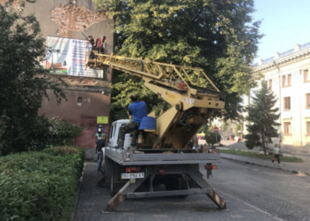 У центрі Тернополя масово демонтовують рекламні вивіски з фасадів