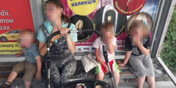 У Тернополі п’яна вагітна жінка розгулювала з трійкою діток