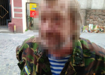 У центрі Тернополя чоловік в камуфляжі погрожував пістолетом