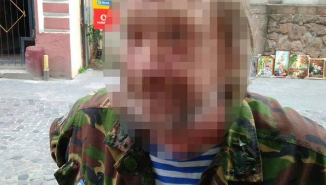 У центрі Тернополя чоловік в камуфляжі погрожував пістолетом
