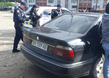 З багатоповерхіки у Тернополі стріляли, на місце приїхала поліція (фотофакт)