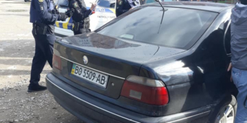 З багатоповерхіки у Тернополі стріляли, на місце приїхала поліція (фотофакт)