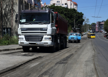 На Лесі Українки та Замонастирській асфальтують дорогу 