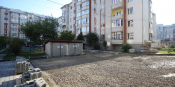У Тернополі ремонтують ще один двір (фотофакт)