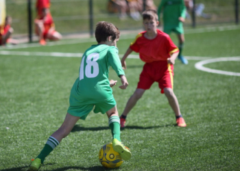 У Тернополі біля 29 школи відкрили нове реконструйоване футбольне поле зі штучним покриттям (фото)