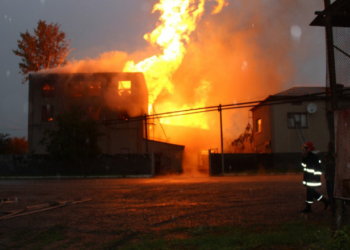 Неподалік Тернополя згоріла спиртбаза, вогонь був декілька метрів (фотофакт)