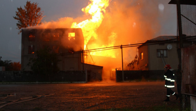 Неподалік Тернополя згоріла спиртбаза, вогонь був декілька метрів (фотофакт)