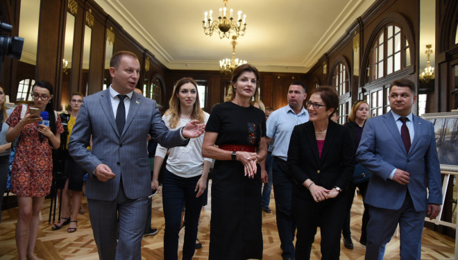 Марина Порошенко та Марі Йованович відкрили відреставровану дзеркальну залу Вишнівецького палацу на Тернопільщині