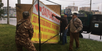 У Тернополі знову демонтовують рекламні борди