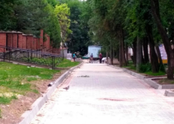 На проспекті Степана Бандери завершується капітальний ремонт пішохідної доріжки