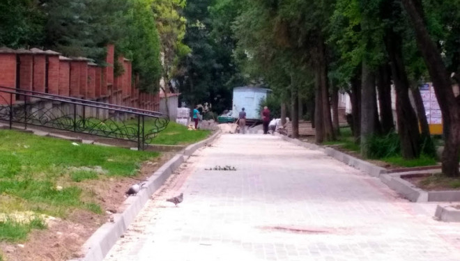 На проспекті Степана Бандери завершується капітальний ремонт пішохідної доріжки