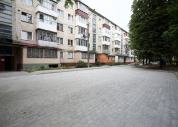 На Данила Галицького триває ремонт двору