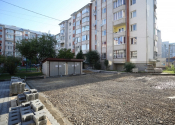 На Карпенка у Тернополі  ремонтують проїзд (фотофакт)