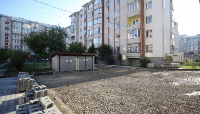 На Карпенка у Тернополі  ремонтують проїзд (фотофакт)