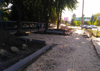 У Тернополі продожили ремонт тротуару, про яки просили люди