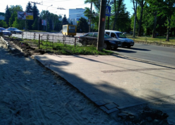 У Тернополі ремонтують ділянку тротуару біля “Тернопільобленерго”