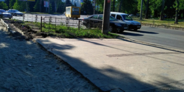 У Тернополі ремонтують ділянку тротуару біля “Тернопільобленерго”