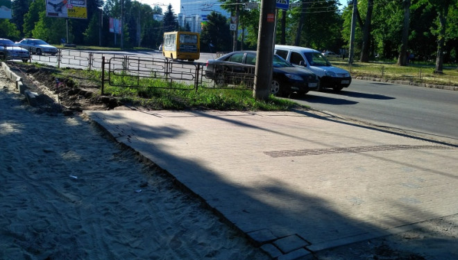 У Тернополі ремонтують ділянку тротуару біля “Тернопільобленерго”