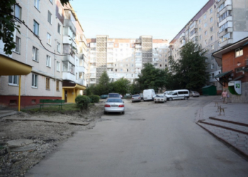 Як ремонтують двір, у якому знаходиться один з найпопулярніших у місті магазин (фотофакт)