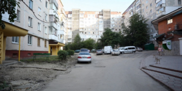 Як ремонтують двір, у якому знаходиться один з найпопулярніших у місті магазин (фотофакт)
