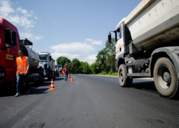 Українці мають їздити якісними дорогами, – Володимир Гройсман перевірив стан ремонту дороги Тернопіль – Хмельницький (фото, відео)
