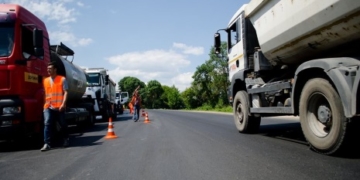 Українці мають їздити якісними дорогами, – Володимир Гройсман перевірив стан ремонту дороги Тернопіль – Хмельницький (фото, відео)