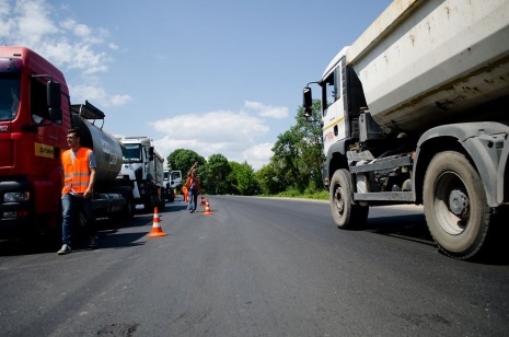 Українці мають їздити якісними дорогами, – Володимир Гройсман перевірив стан ремонту дороги Тернопіль – Хмельницький (фото, відео)