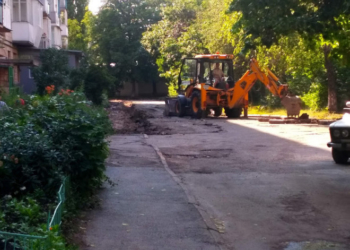 У Тернополі на Злуки почали ремонтувати двір