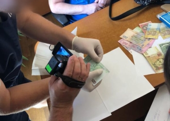 На Тернопільщині спіймали чиновника з хабарем