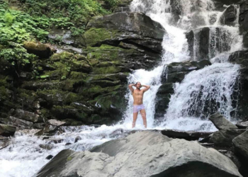 Відомий тернополянин показав оголений торс (фото)